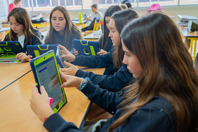 Microsoft y niños en tablet, transformación digital en el colegio andino