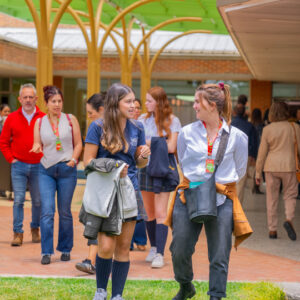 Día de Puertas Abiertas proceso de admisiones recorrido con alumnos propuesta pedagógica conversación con alumnos y padres