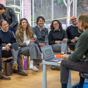 noche de padres reunión con padres de familia y profesores cuidado mutuo trabajo conjunto casa colegio